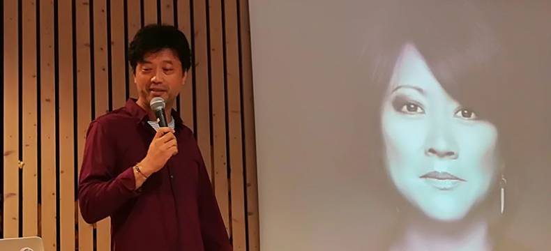 Jung Hénin, auteur de 'Couleur de peau : Miel' en résidence au collège des Balmettes à Annecy – Photo : CITIA