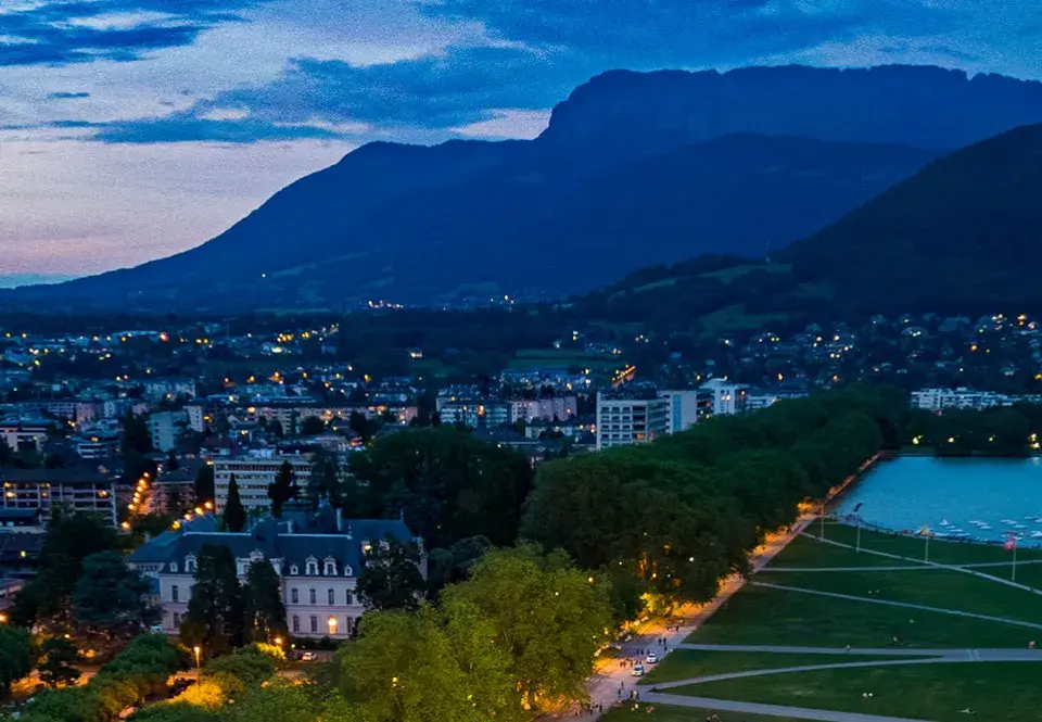 Vue de drone de la ville d'Annecy.