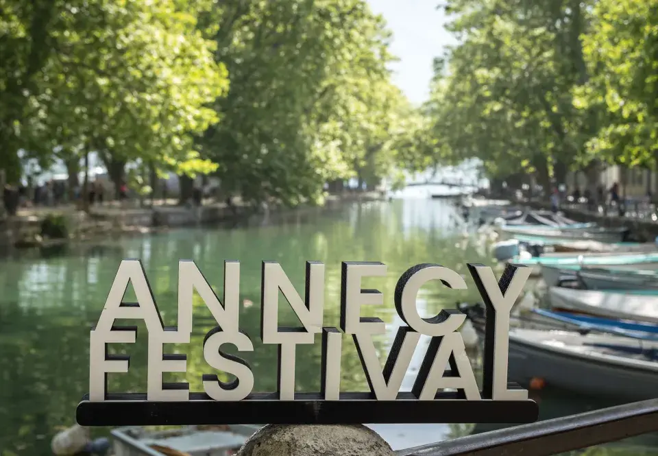Lettres Annecy Festival sur fond verdoyant