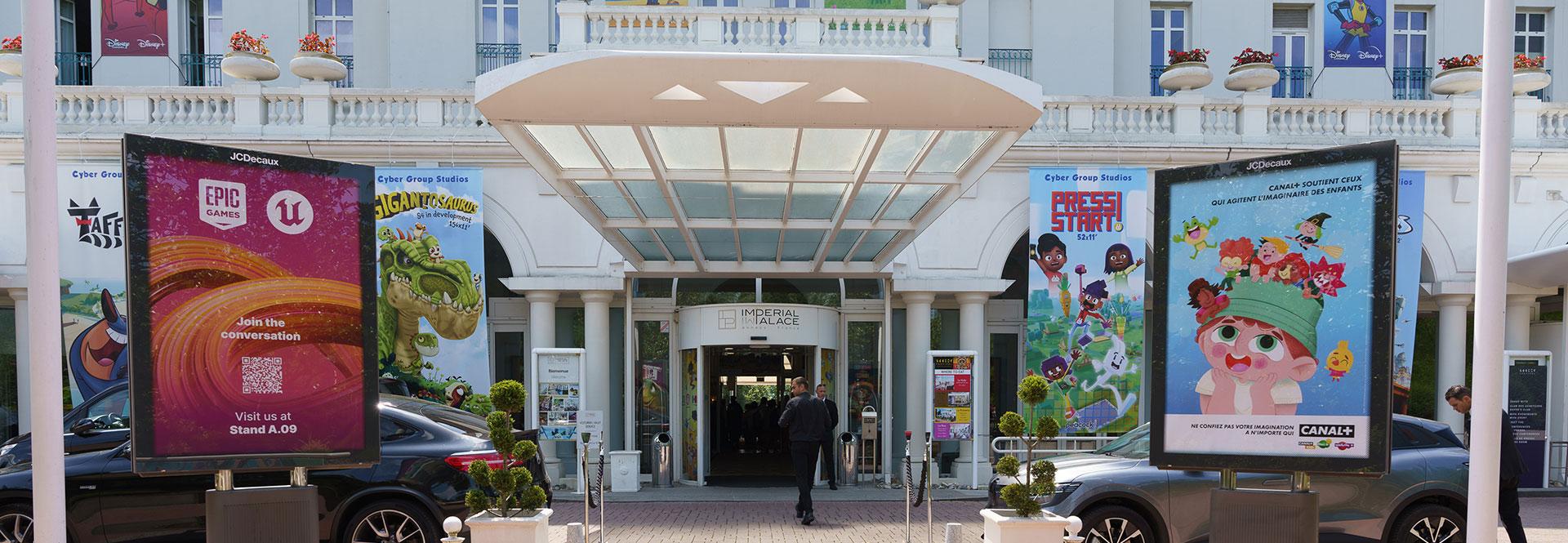 Vue de l'entrée de l'Impérial Palace avec différent annonceurs