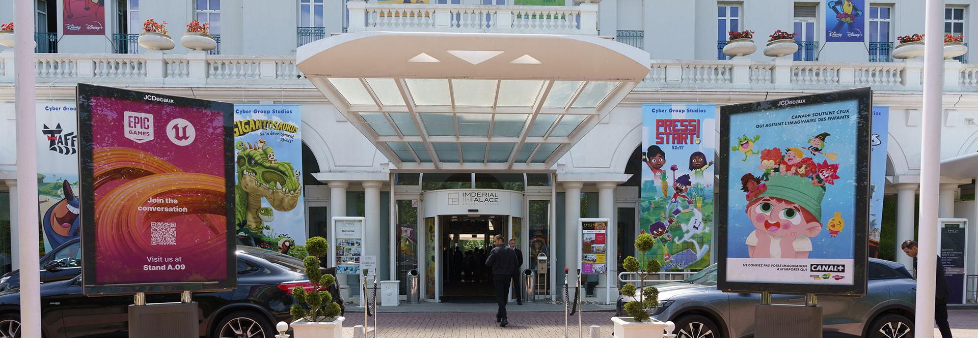 Vue de l'entrée de l'Impérial Palace avec différent annonceurs 