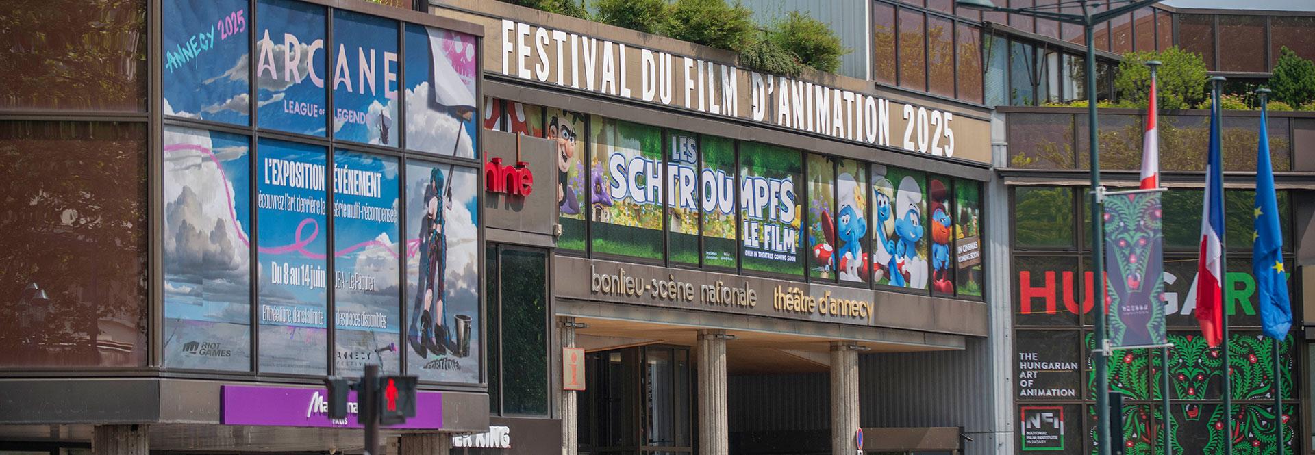 Visuel de la façade de Bonlieu côté lac, avec affichages partenaires