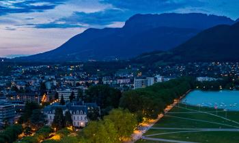 Vue de drone de la ville d'Annecy. 