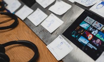 Stand avec tablette et croquis.