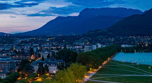 Vue de drone de la ville d'Annecy. 