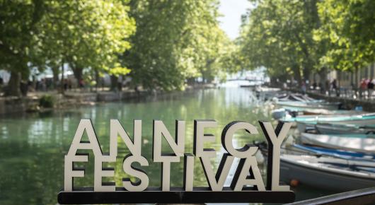 Lettres Annecy Festival sur fond verdoyant
